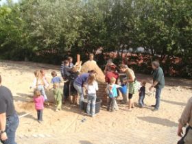 Kinder und Eltern beim Backofenbau.JPG